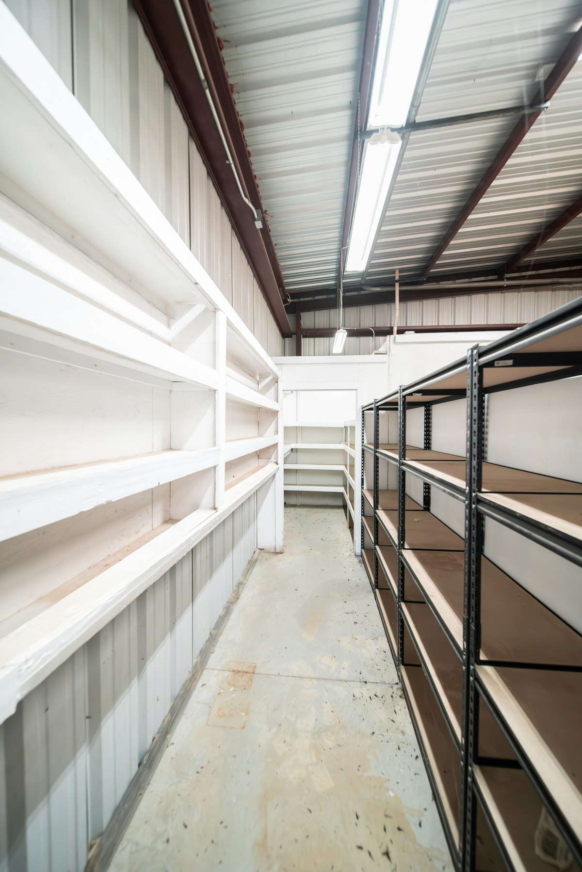 Reducing Temperature Fluctuations in Large Warehouses with Ceiling Fan