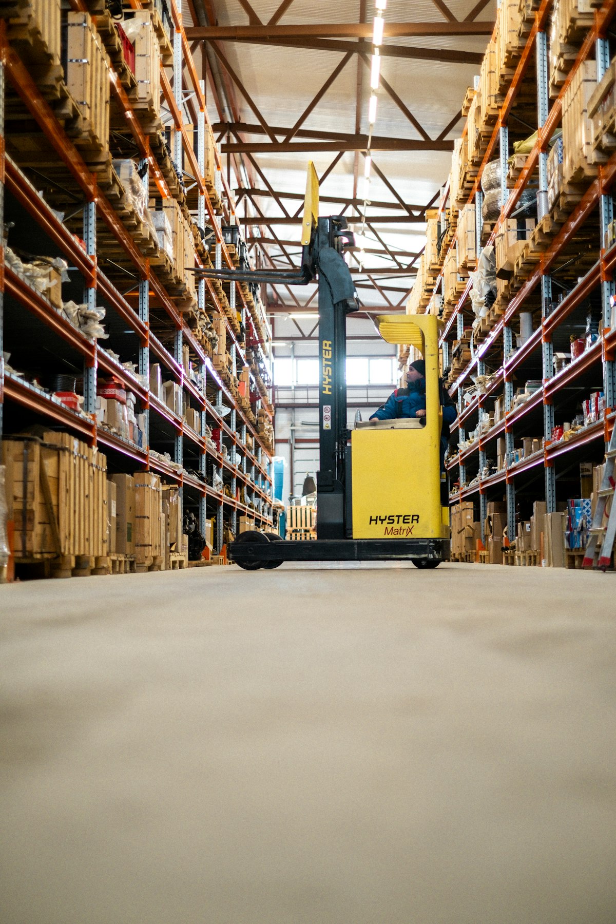 How HVLS Fans Lower Cooling Costs Without Sacrificing Comfort